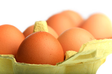 Brauner Eier im Eierkarton in Nahaufnahme