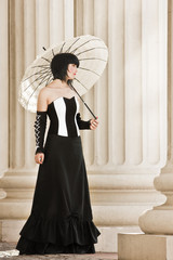 melancholisches Mädchen in Gothic-Kleidung
