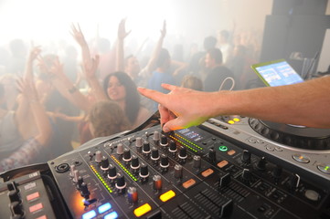 DJ Mischpult mit Händen