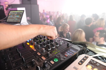 DJ Mischpult mit Händen