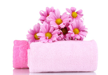Obraz na płótnie Canvas pink towels and beautiful flowers isolated on white