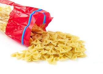 pâtes alimentaire avec sachet sur fond blanc