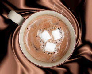 Fotobehang Chocolade Warme chocolademelk verpakt in rijke donkerbruine zijdeachtige achtergrond
