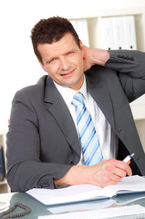 angestellter mit verspannten nacken