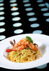 Spaghetti with prawns and herbs