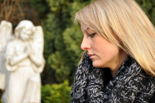 Frau trauert auf Friedhof