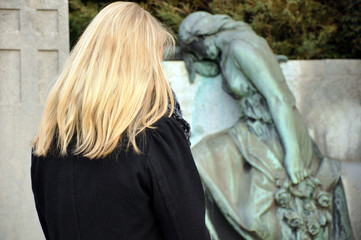 Frau trauert auf Friedhof