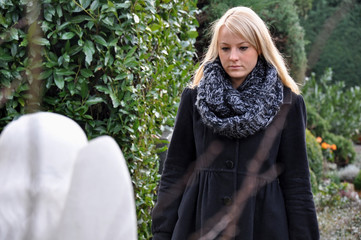 Frau trauert auf Friedhof