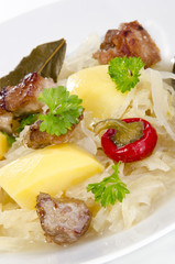 Sauerkraut mit Kartoffeln und gebratenem Schweinefleisch