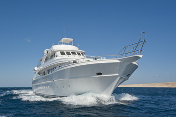 Obraz na płótnie Canvas Luksusowy jacht motorowy na morzu