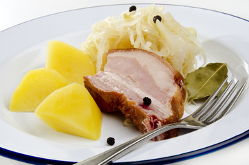 gedünsteter Weinsauerkraut mit Schweinefleisch und Salzkartoffe