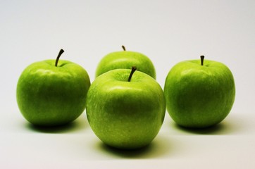 vier grüne Äpfel
