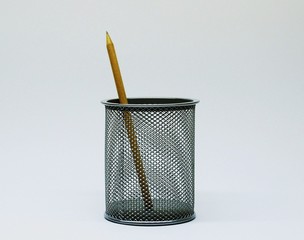 Bleistift in einem kleinen Drahtkorb