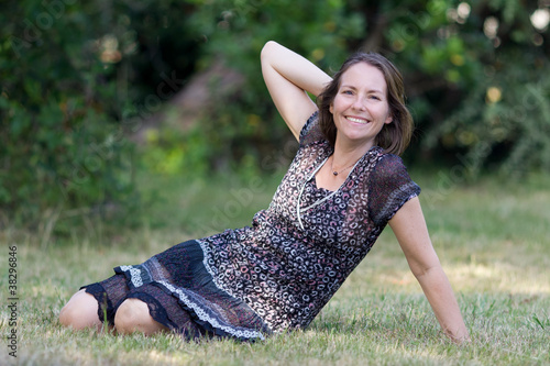 "femme assise dans l'herbe" photo libre de droits sur la banque d