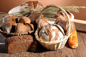 Verschiedene Brot und Brötchen Sorten dekoriert im Körbchen