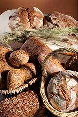 Brot Mischung und Brötchen im Körbchen Nahaufnahme