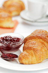 Croissant mit Konfitüre