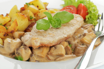 Jägerschnitzel mit Bratkartoffeln