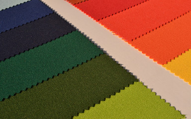 Muestrario de telas de colores azul, verde, amarillo y naranja