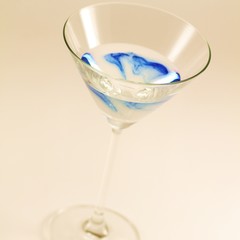 seltsame Flüssigkeit im Cocktailglas