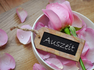 Auszeit - Rose in weißer Schale