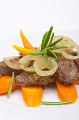 gebratene Leber mit gemüse und Apfel