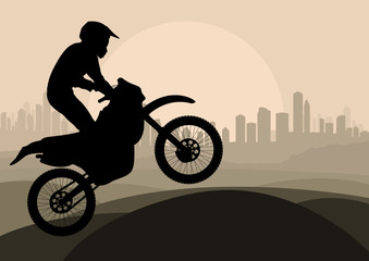 Fototapeta na wymiar Motorbike rider w krajobrazie miasta wieżowiec