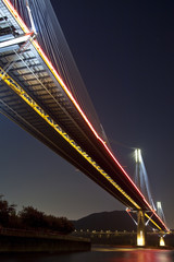 Fototapeta na wymiar Ting Kau Bridge w Hongkongu w nocy