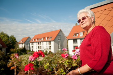 seniorin sonnt sich auf dem balkon