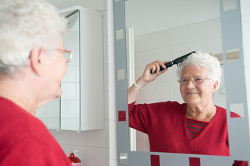oma kämmt sich die haare © luna