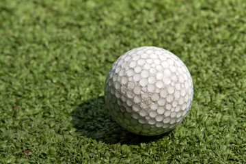Obraz premium old scratched dirty golf ball