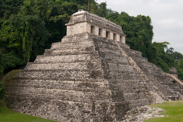 Fototapeta na wymiar Mayaruinen von Palenque, Mexiko: Templo de las Inscripciones