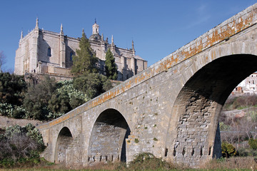 Puente romano y  catedral de Coria, Cáceres, España.