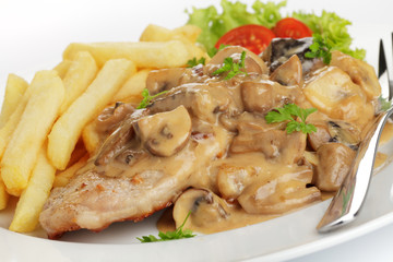 Jägerschnitzel mit Pommes frites