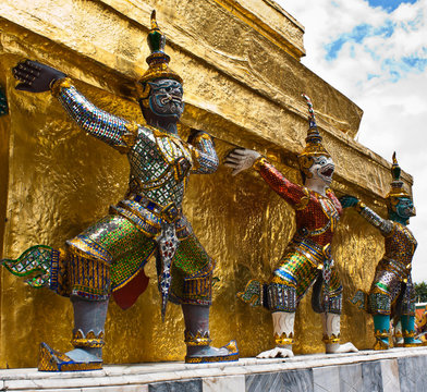 Giant guardians on base of pagoda