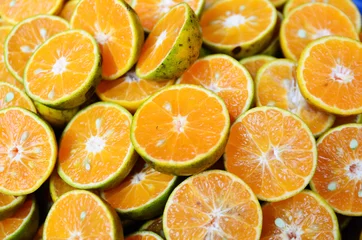 Tuinposter Verse sinaasappelvruchten plakjes achtergrond © suthiwat