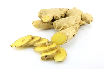 gingembre frais sur fond blanc