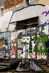 Naklejka premium Abandon Graffiti Builidng