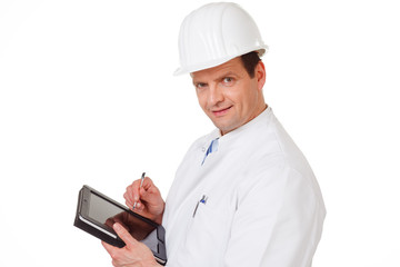 erfahrener ingenieur mit helm