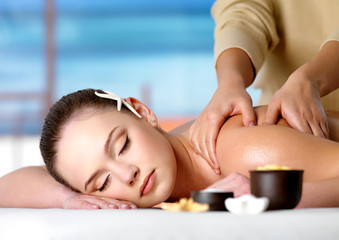 Obraz na płótnie Canvas Spa massage for shoulder of woman