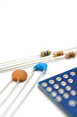 電子部品　コンデンサと抵抗と基盤