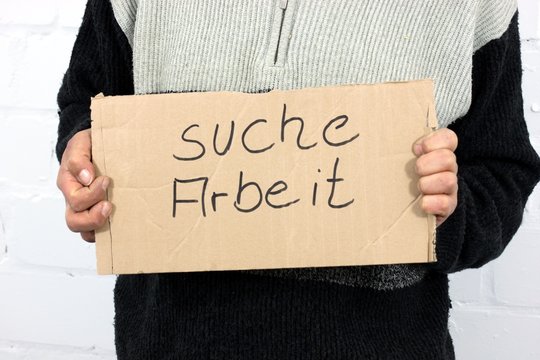 Mann sucht Arbeit Schild "suche Arbeit" freigest.