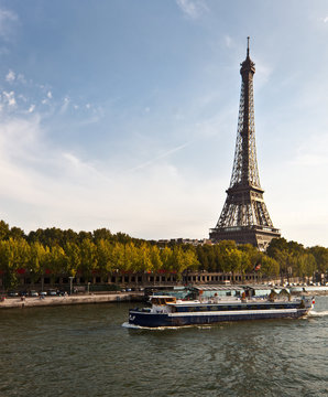 Tour Eiffel avec vue sur la seine