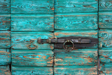 Portone verde con chiavistello