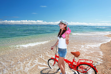 サイクリングを楽しむ女性