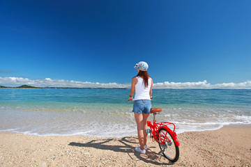 Fototapeta na wymiar 自転車に乗り休日を過ごす女性