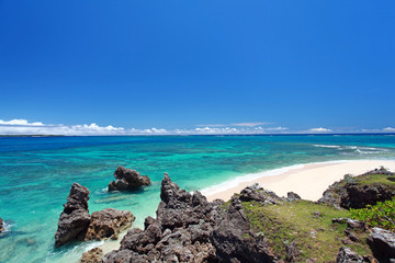 コマカ島の美しいサンゴ礁の海と青い空
