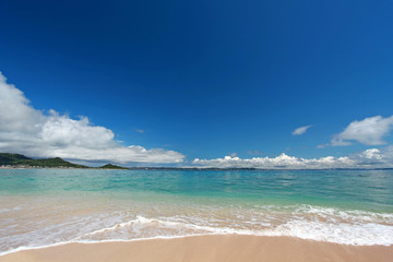 Fototapeta na wymiar Biała kipiel w pięknej plaży