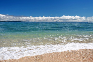 ウカビ島の美しい自然と夏の空