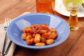GNOCCHI DI PATATE AL SUGO E QUARTINO DI VINO